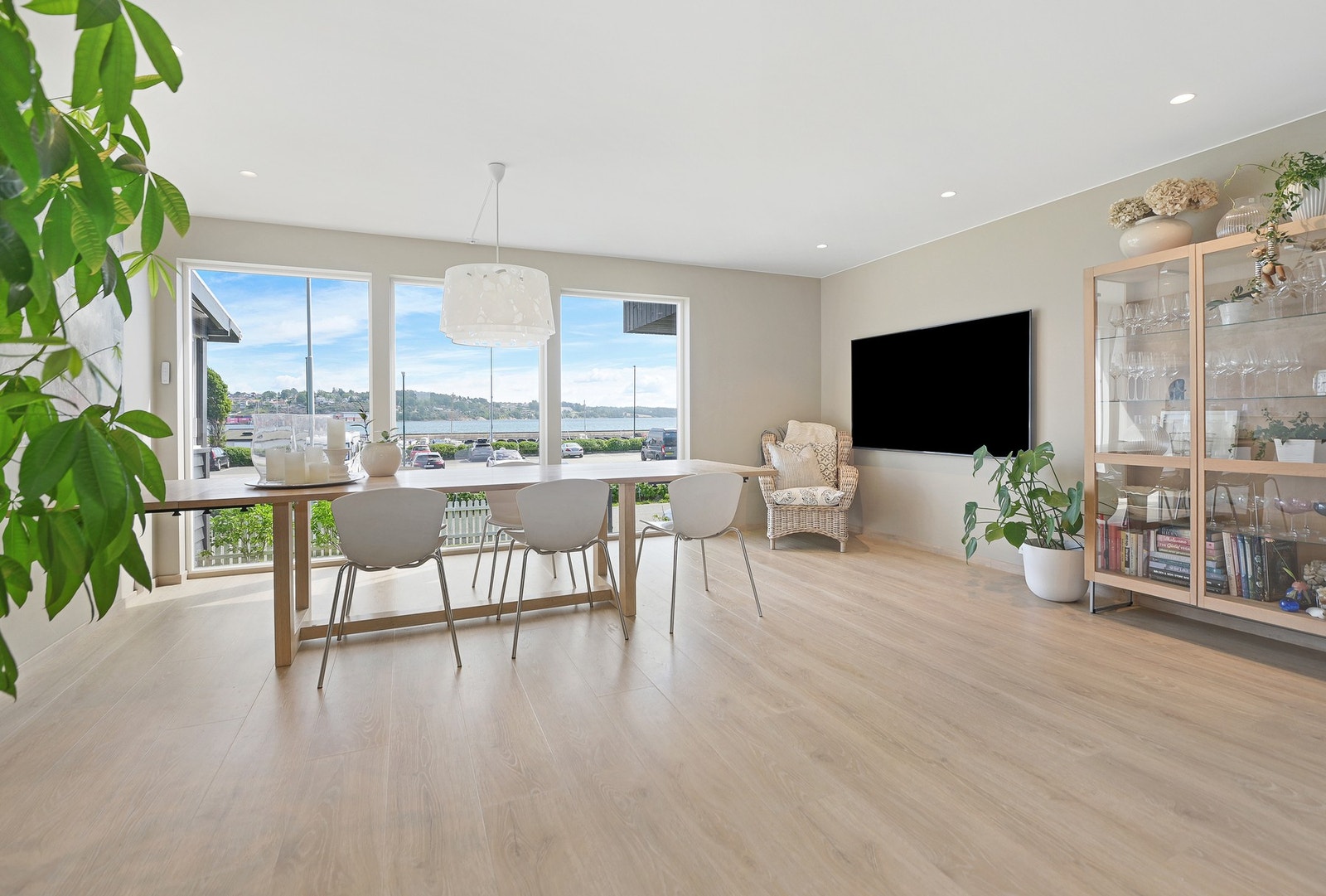 Boligens 1. etasje domineres av en meget tiltalende stue og et pent kjøkken i åpen løsning. Galleribilde