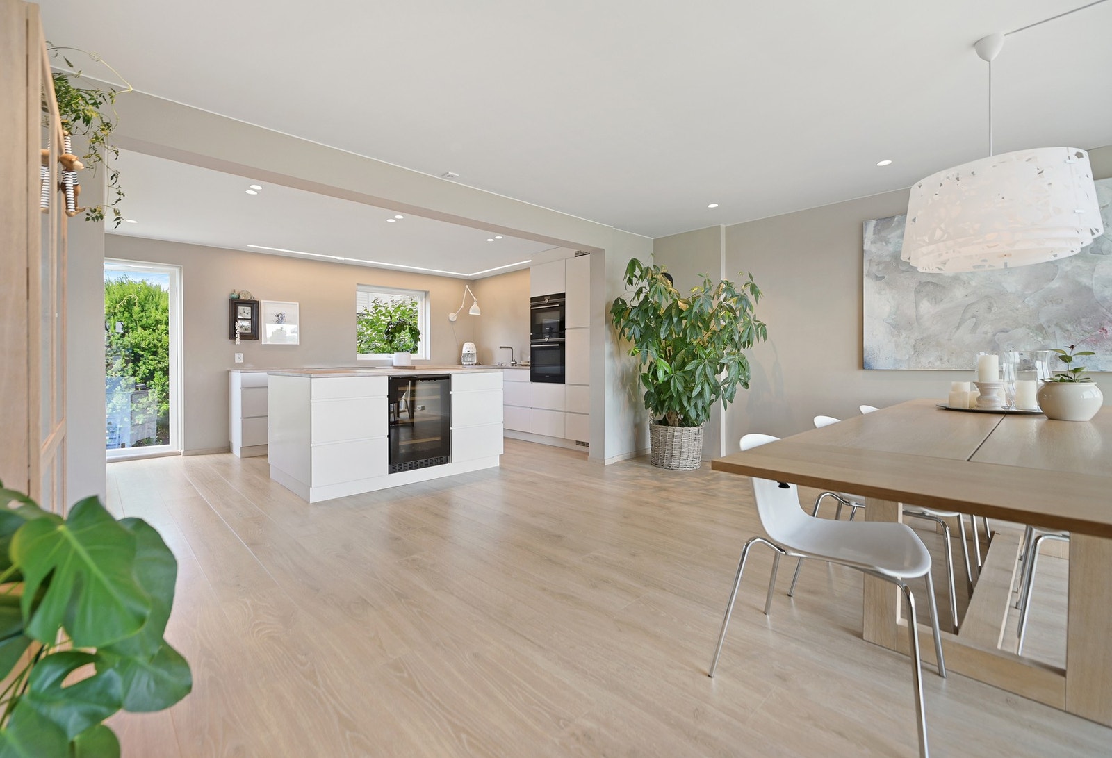 Kjøkkenet, fra Kvik og nytt i 2022, ligger i åpen løsning mot stuen, kun avskilt av en kjøkkenøy. Galleribilde