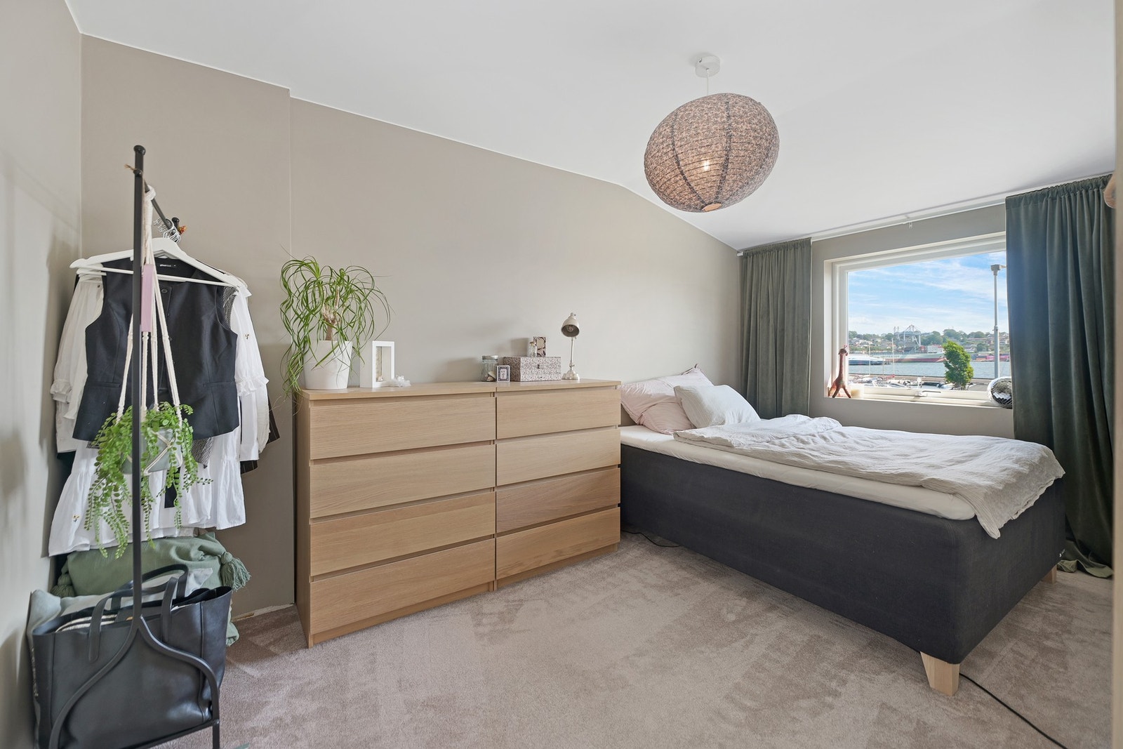 Tre av soverommene ligger i samme etasje med badet. Galleribilde