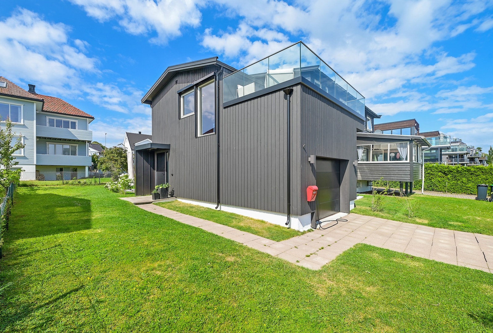 Eiendommen er en drøm for barnefamilier, med grønn hage og svært kort vei til sjøen. Galleribilde