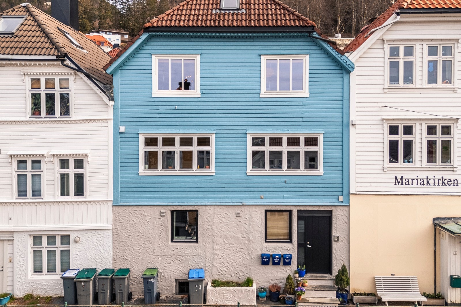 - Huset ligger et nivå over bilveg og fortau, har derfor et rolig, solfylt og mer barnevennlig uteområde ved inngangsparti - Galleribilde