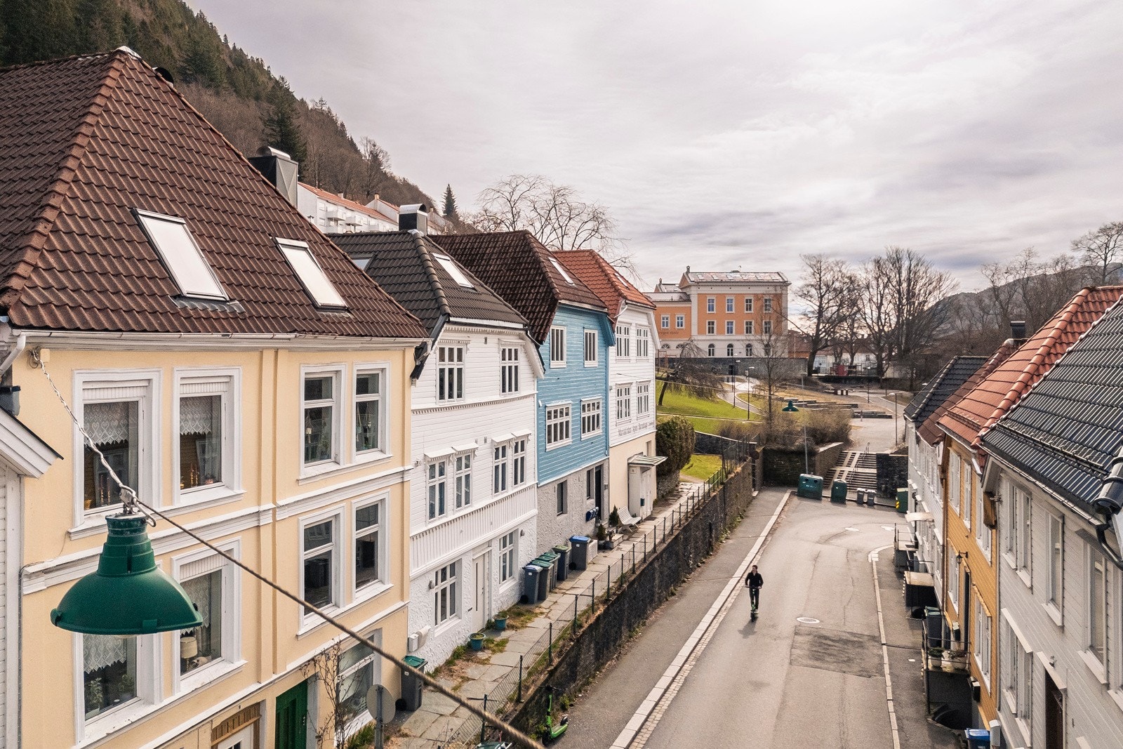 - Her bor du i en idyllisk bydel preget av smale gater, brosteinsbelagte smau og klassisk Bergensbebyggelse - Galleribilde