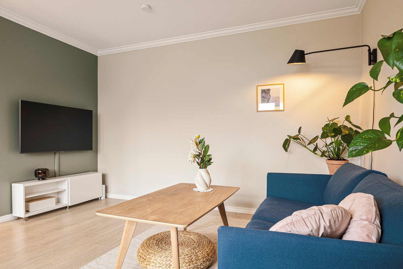 - På gulv er det lagt en fin en-stavs laminat og veggene er malt i behagelige farger - Galleribilde