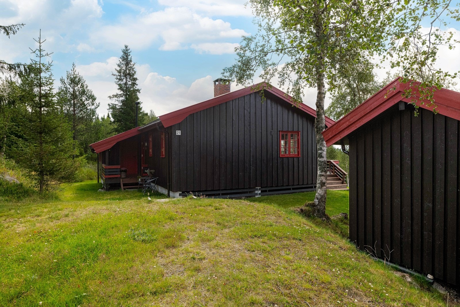 Utvendig har hytta shingelpapp på tak fra 2024. Da ble også hytta utvendig malt. Inngangsdør og verandadør ble byttet i 2023, og tre vinduer på sørsiden i 2020. I 2020 ble det også lagt inn vann og avløp. Galleribilde