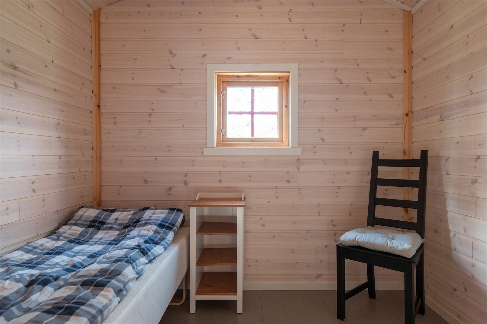 Boden er 12 kvm stor og inneholder to bodrom og et isolert lagerrom. Galleribilde