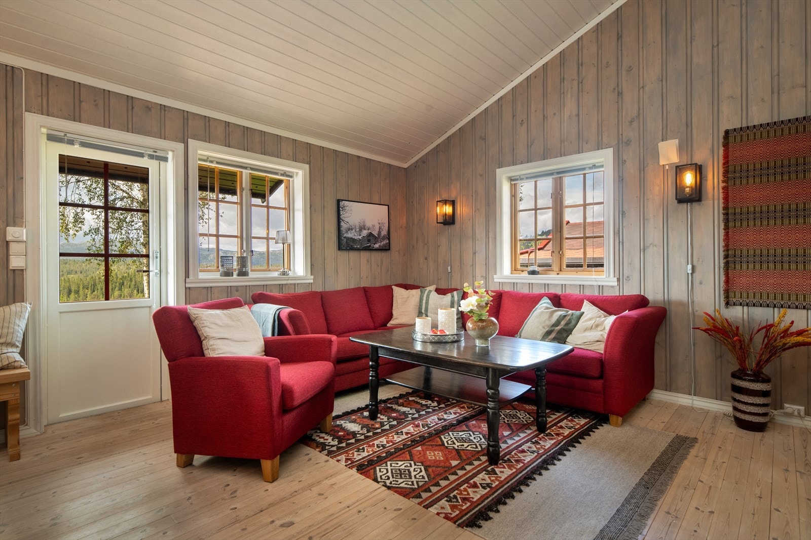 Det er gjennomgående, pene overflater med furugulv og beiset trepanel på vegger i store deler av hytta. Veggene er beiset i 2020, bortsett fra to soverom hvor det er beiset i 2025. Galleribilde