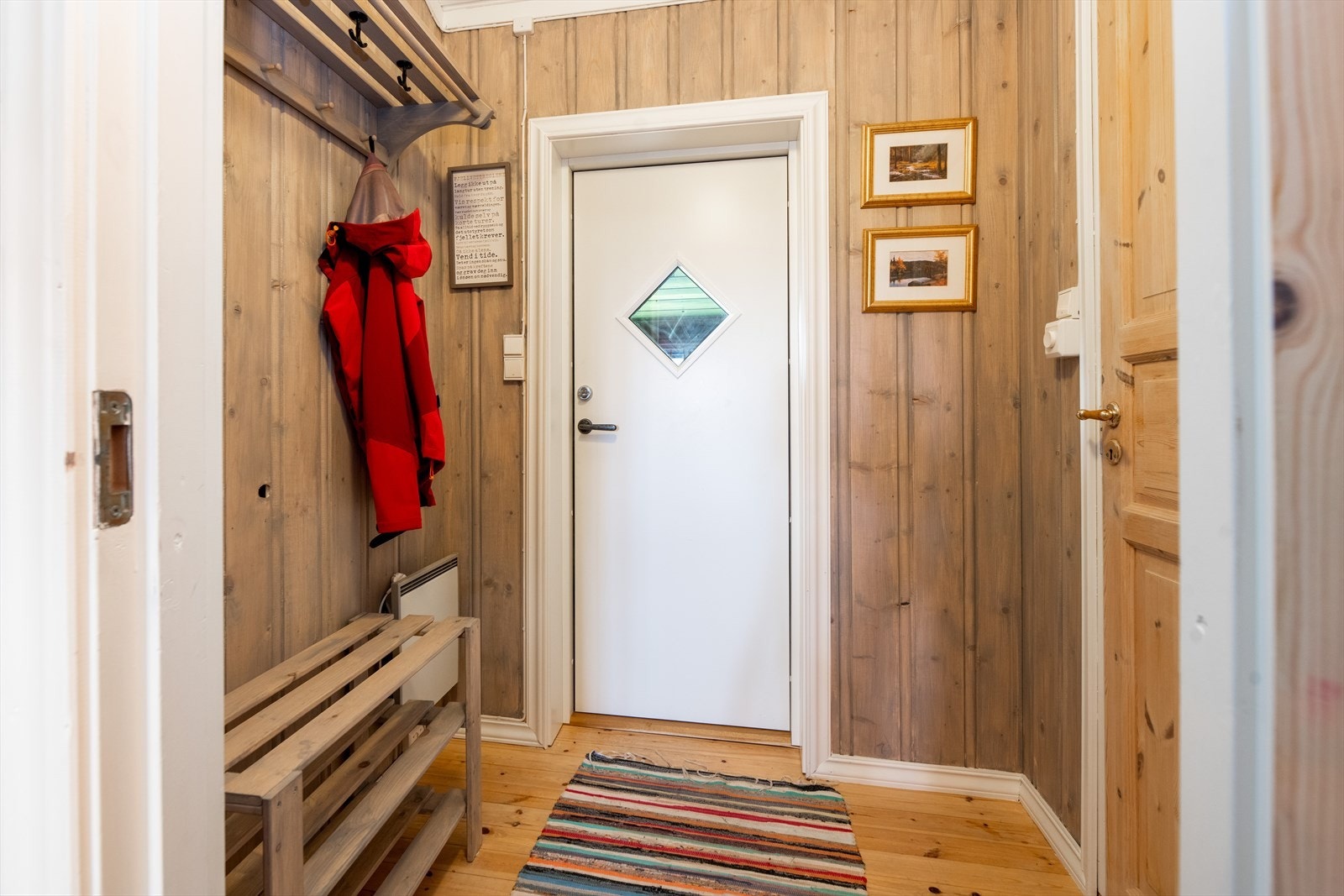 I entreen er det plass til sko og oppheng av yttertøy. Galleribilde