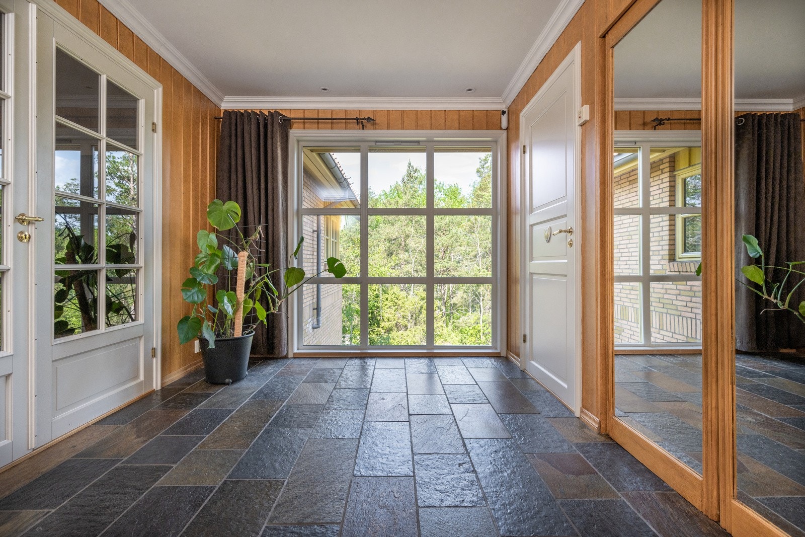 Inngangsparti med direkte inngang til peisstue, wc og garderobe Galleribilde