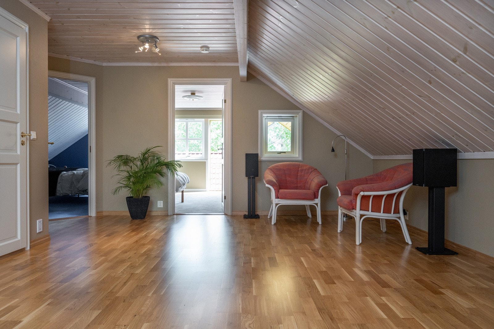 Stor, åpen stue i 2. etasje Galleribilde