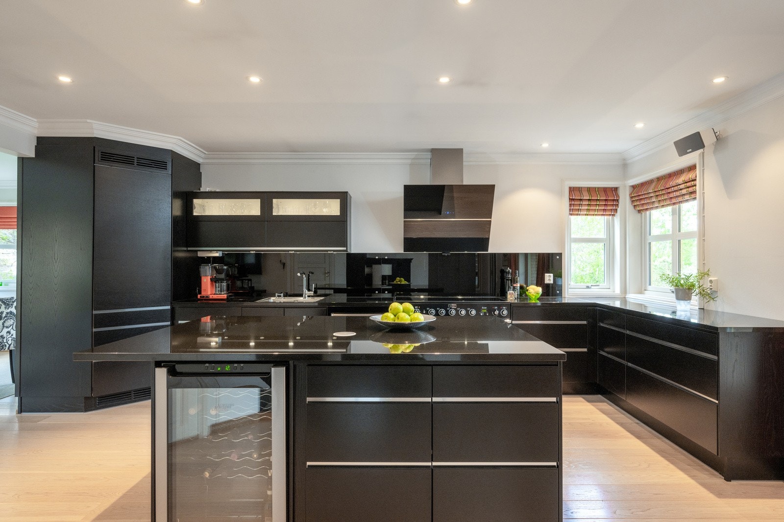 Elegant, romslig kjøkken fra 2014 med mye skap- og benkeplass Galleribilde