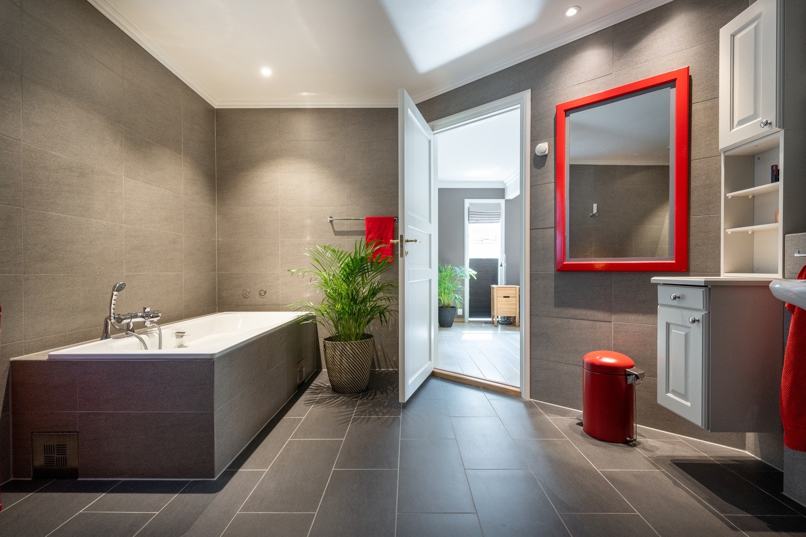 Romslig bad i 1. etasje Galleribilde