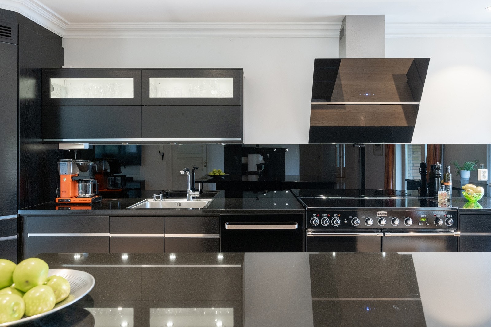 Innredning fra Ballingløv diverse hvitevarer fra NorCool og Falcon med bla komfyr, induksjonstopp Galleribilde