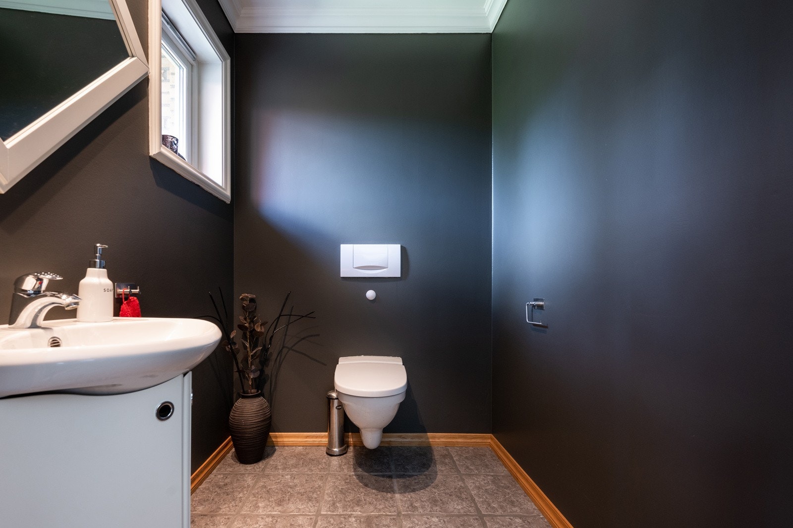 Praktisk toalettrom lokalisert i 1.etasje ved inngangsparti Galleribilde