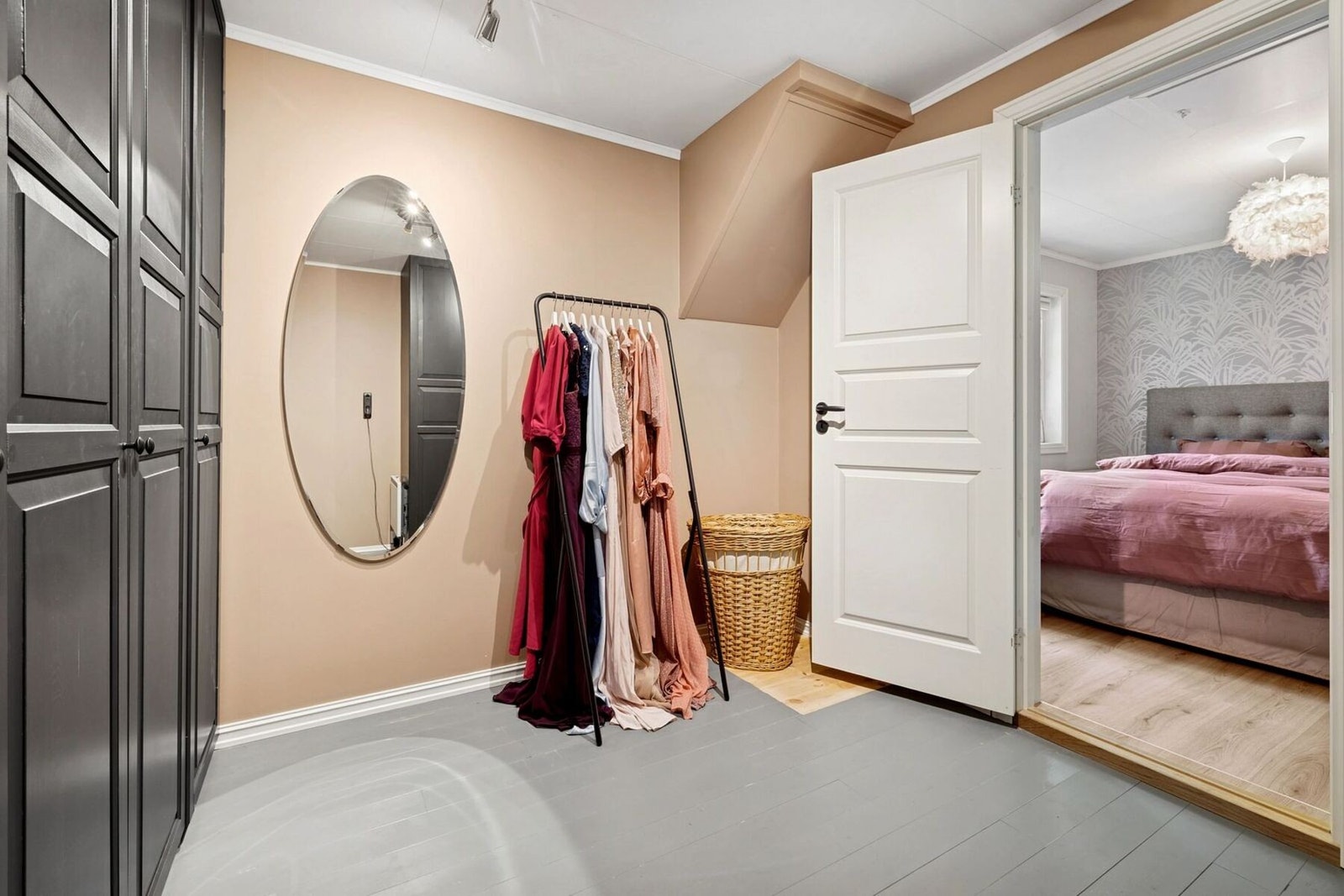 Walk-in closet med romslig garderobeløsning. Galleribilde