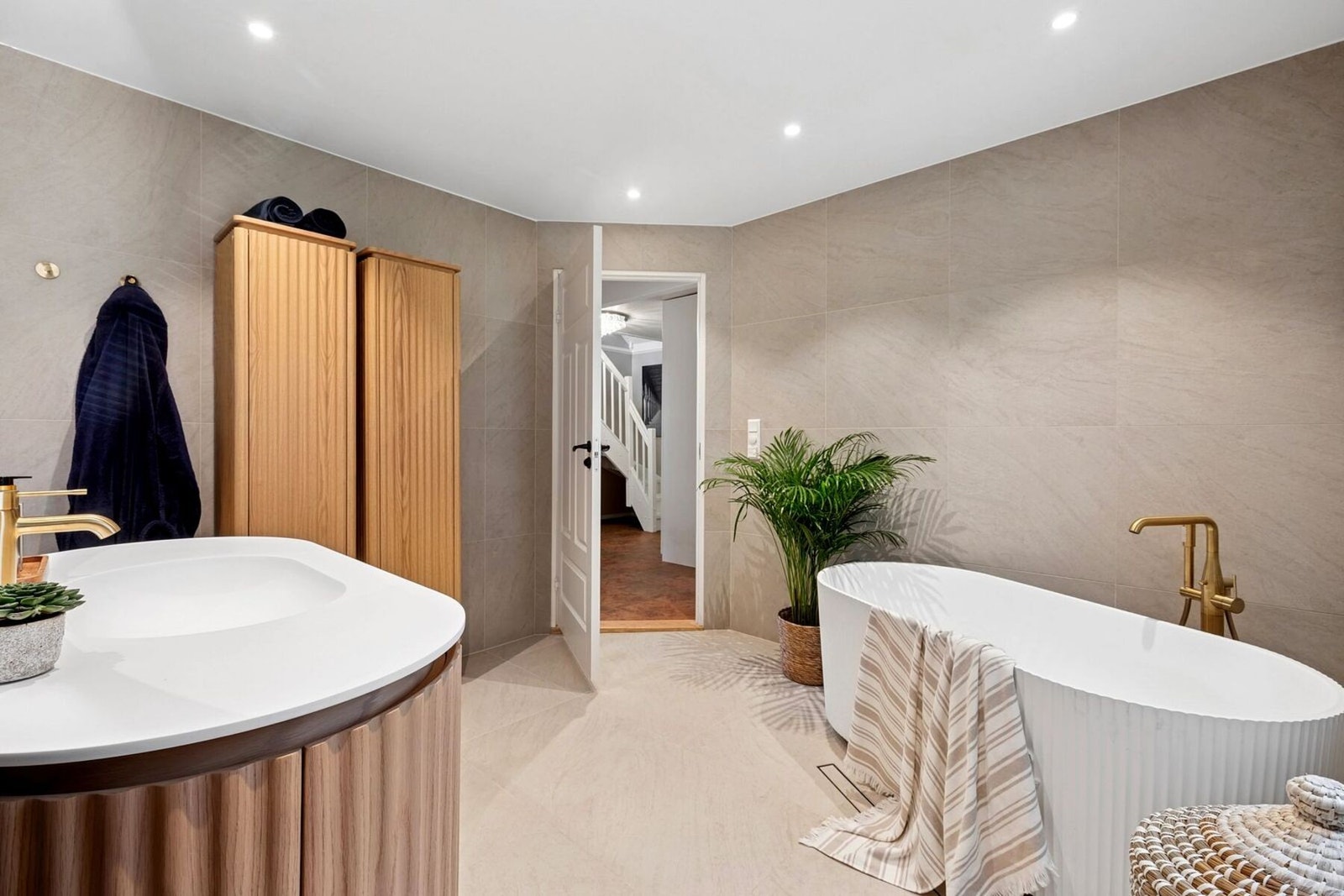 Badet har italienske fliser fra Mutina og Ceasar med gulvvarme for ekstra komfort. Grohe baderomsutstyr og baderomsmøbler fra Nygaard Bad. Galleribilde