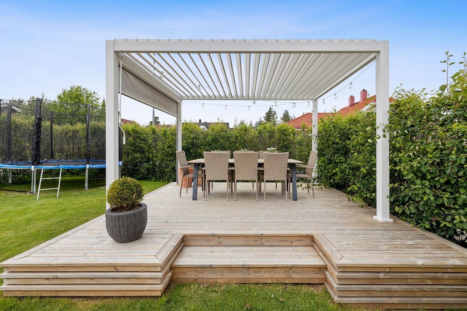 Plassbygd pergola gir gode muligheter for hyggelige måltider utendørs. Galleribilde
