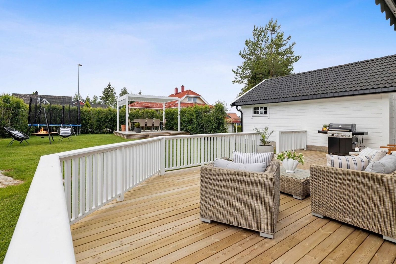 Terrassen er av god størrelse med plass til sittemøbler og grill. Galleribilde