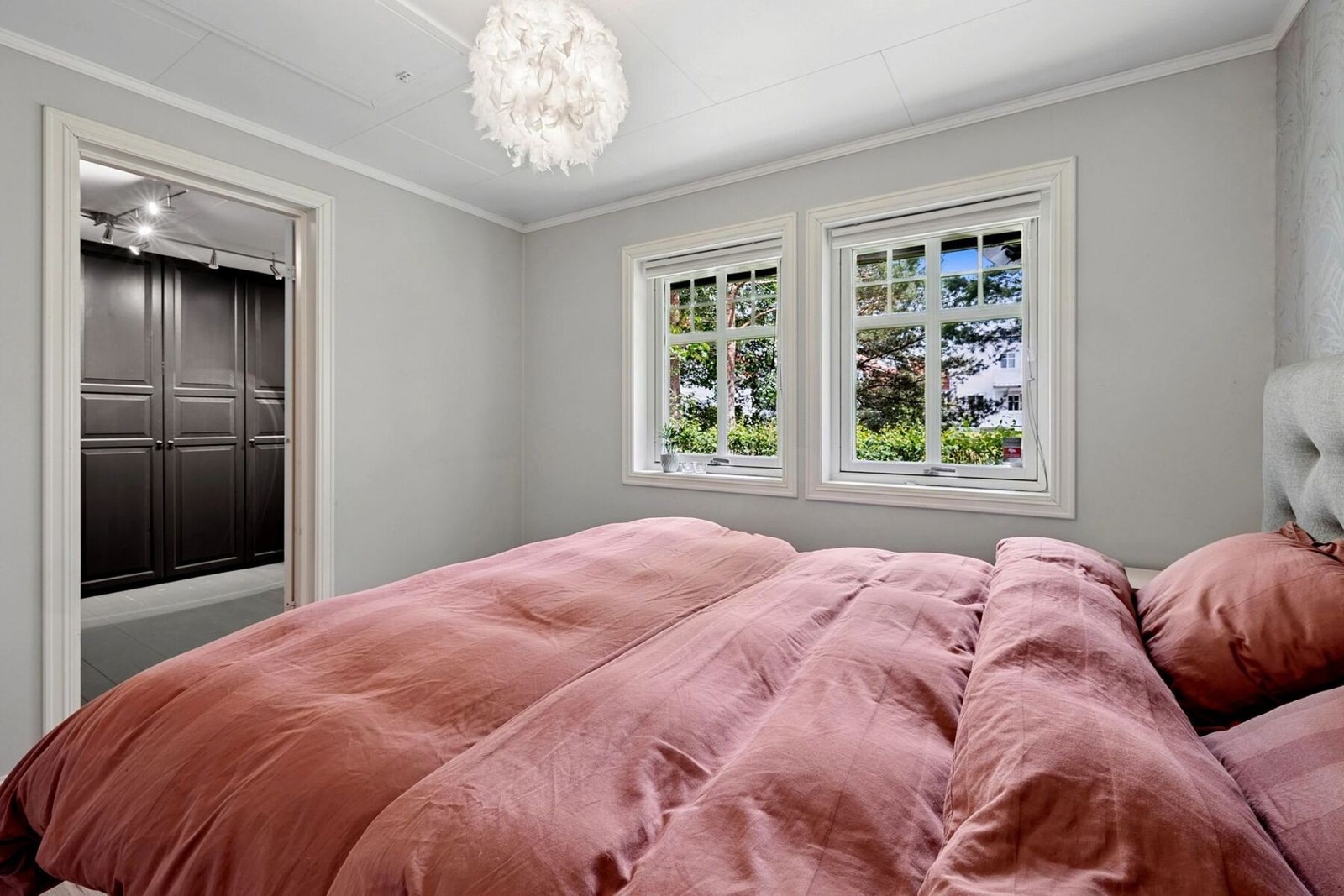 Rommet har også tilknyttet walk-in closet med god oppbevaringsplass. Galleribilde