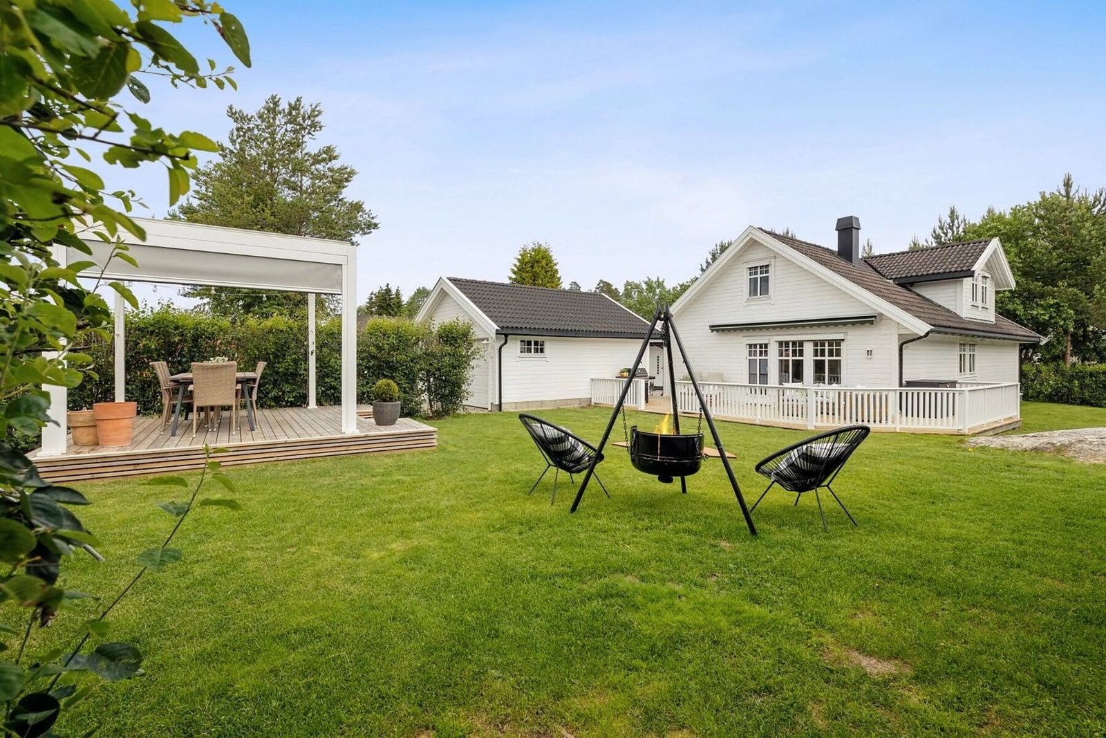 Eiendommen har meget flotte uteplasser med terrasse, hage og plassbygd pergola. Galleribilde