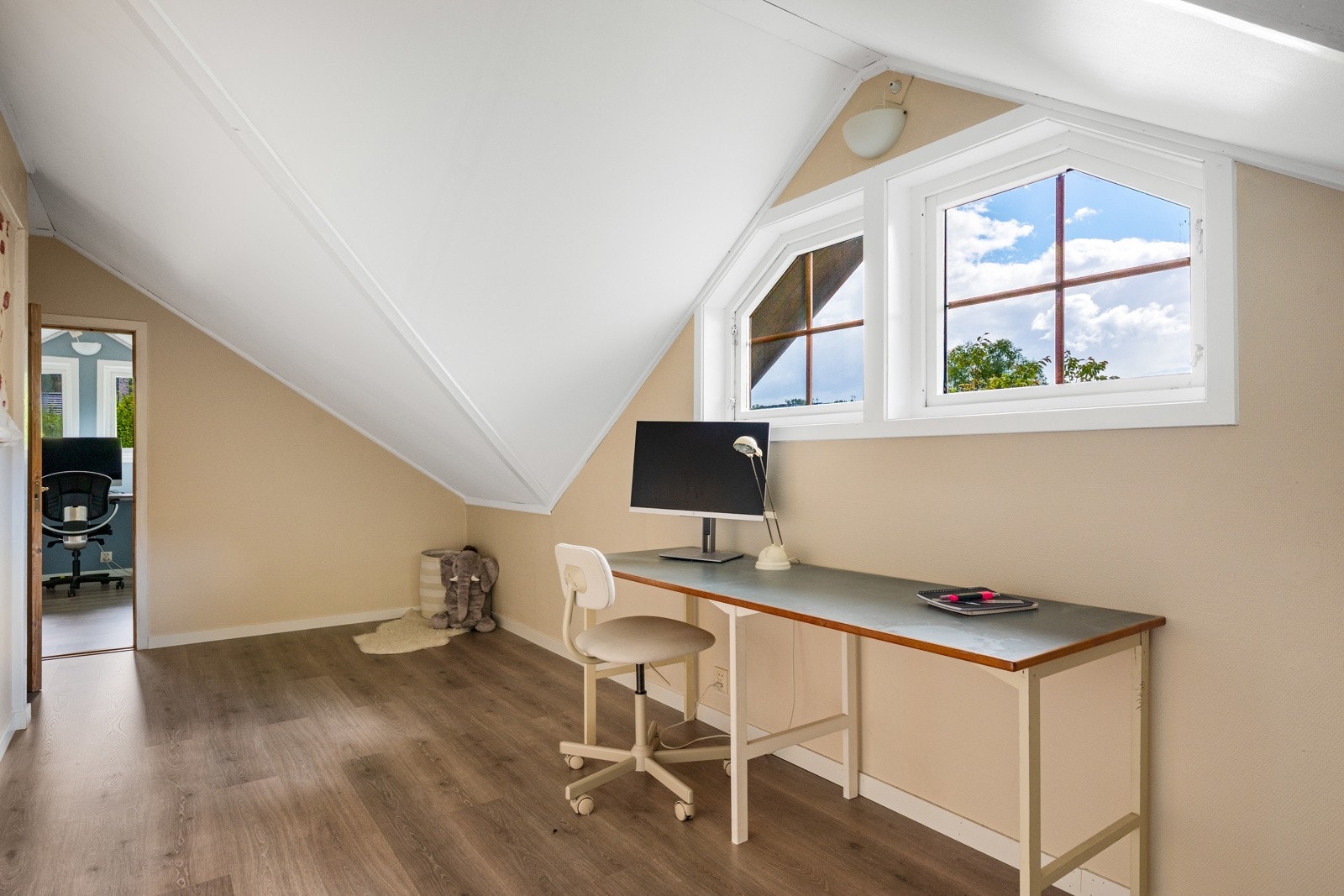 Takhøyden på loftet er varierende mellom 0,85 til 2,38 meter. Galleribilde