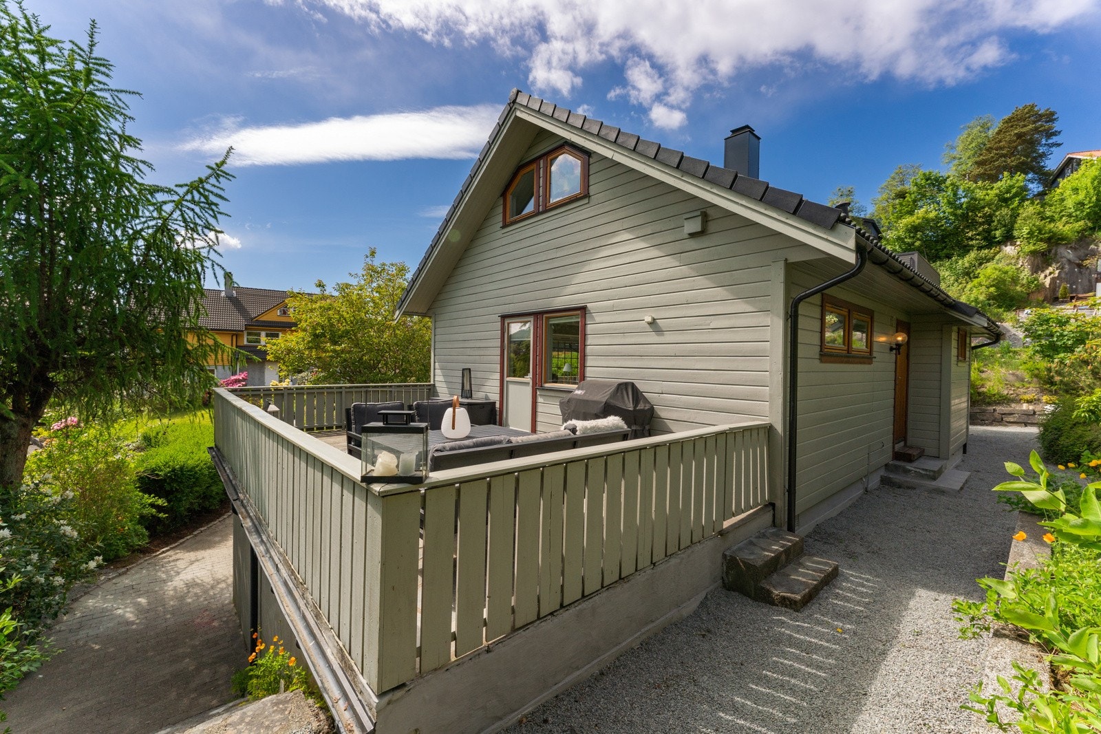 En sitter skjermet til på terrassen. Galleribilde