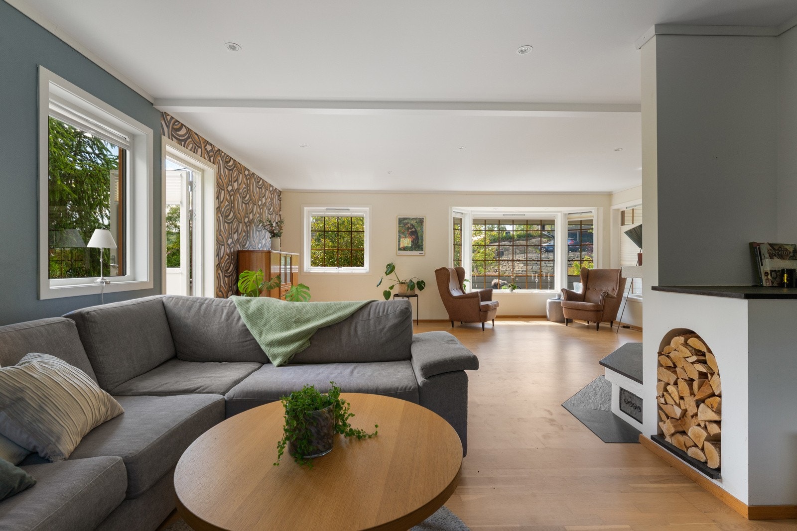 I stuen har en også peis som setter stemningen og varmer godt. Galleribilde