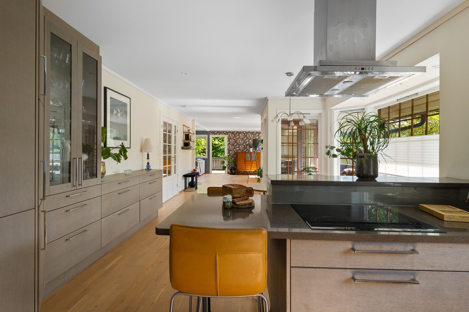 Videre fra stuen kommer en inn på kjøkkenet. Galleribilde