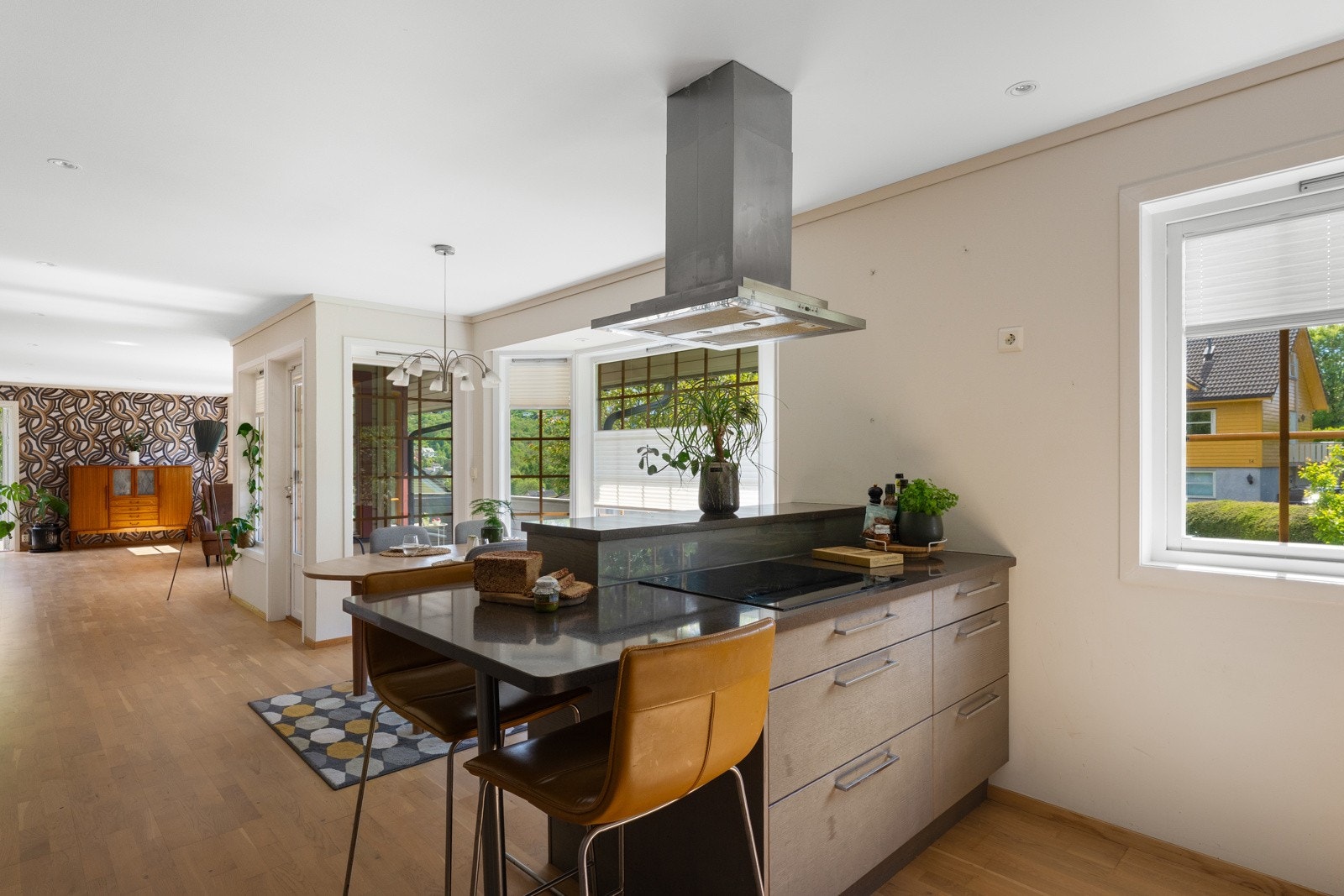 Følgende integrerte hvitevarer medfølger: platetopp m/induksjon, stekeovn, kjøleskap, oppvaskmaskin og micro. Galleribilde