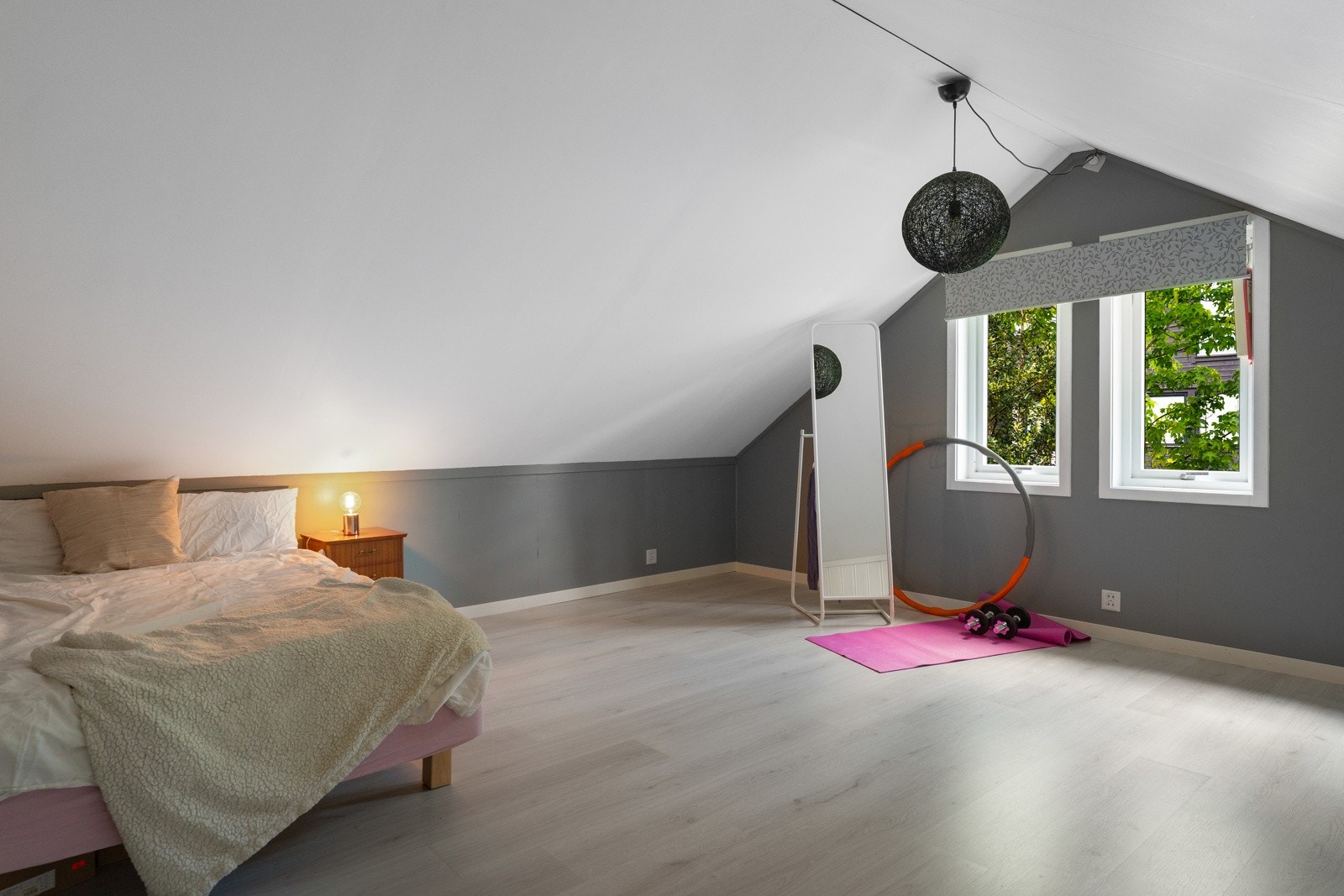 Det største soverommet på loftet holder hele 12,2 kvm. Galleribilde