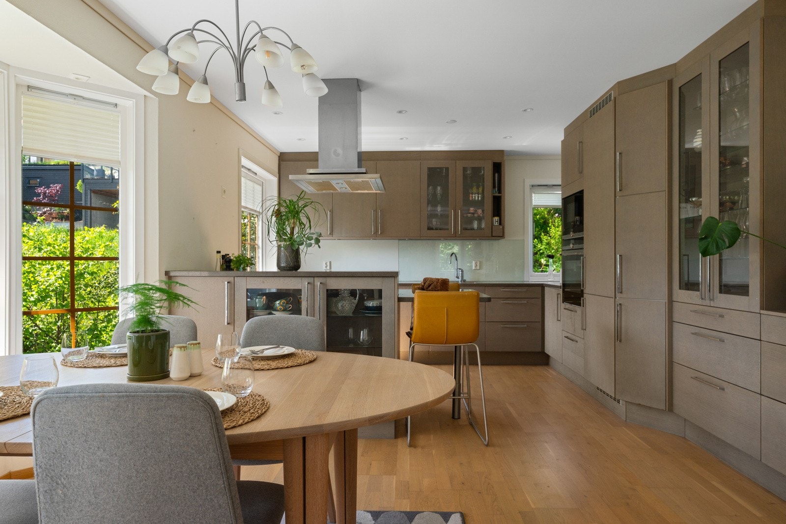 På kjøkkenet har en god plass til å møblere med spisegruppe. Galleribilde