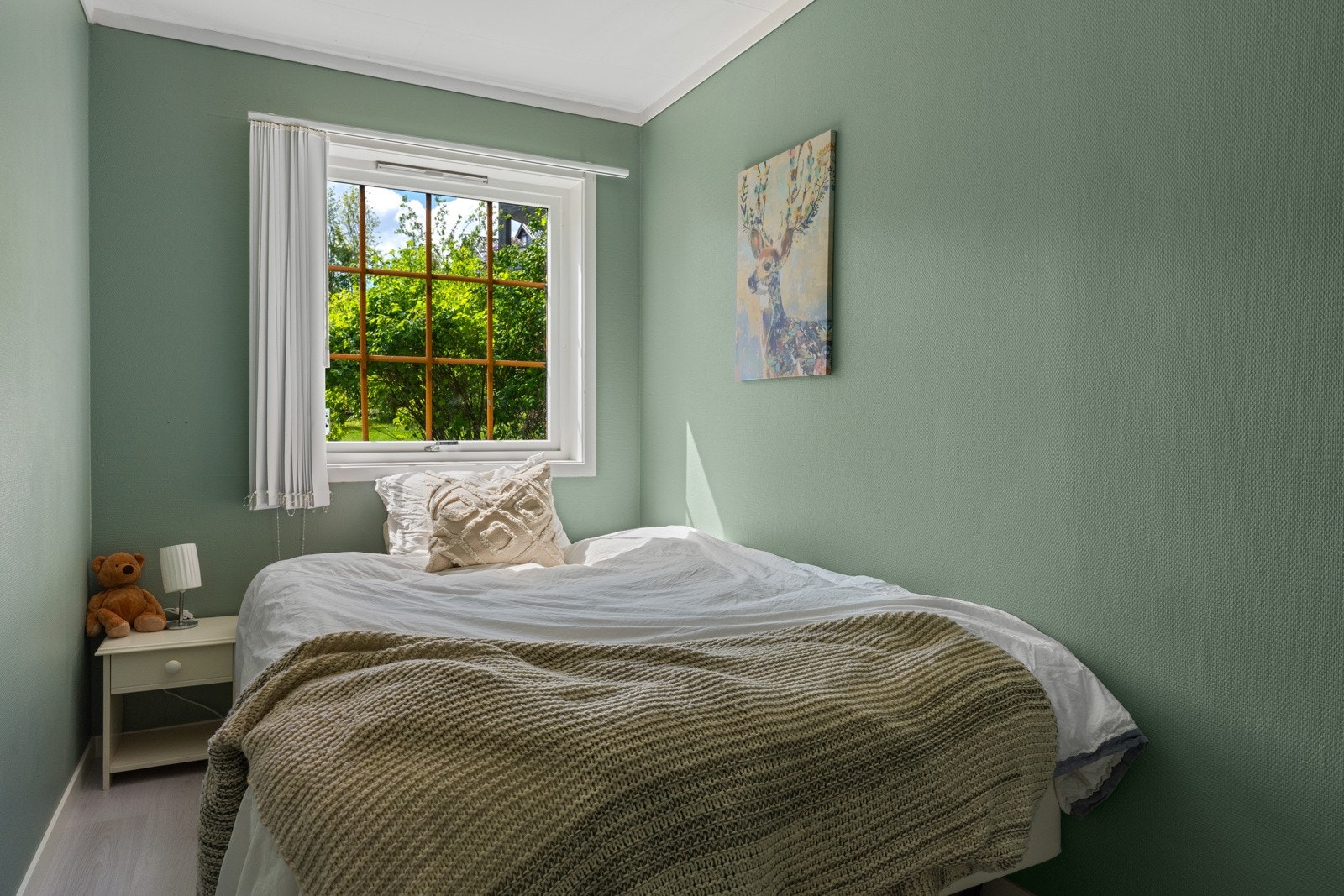 Det er to flotte soverom i underetasjen. Soverommet her holder 9,3 kvm og er malt i tidsriktige farger. Galleribilde