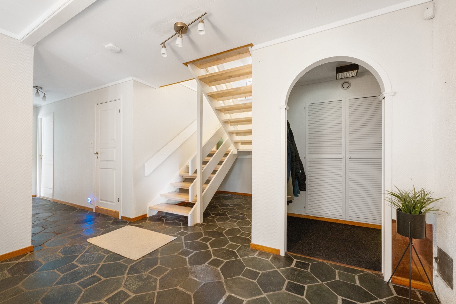 Vi går så ned i underetasjen. Galleribilde