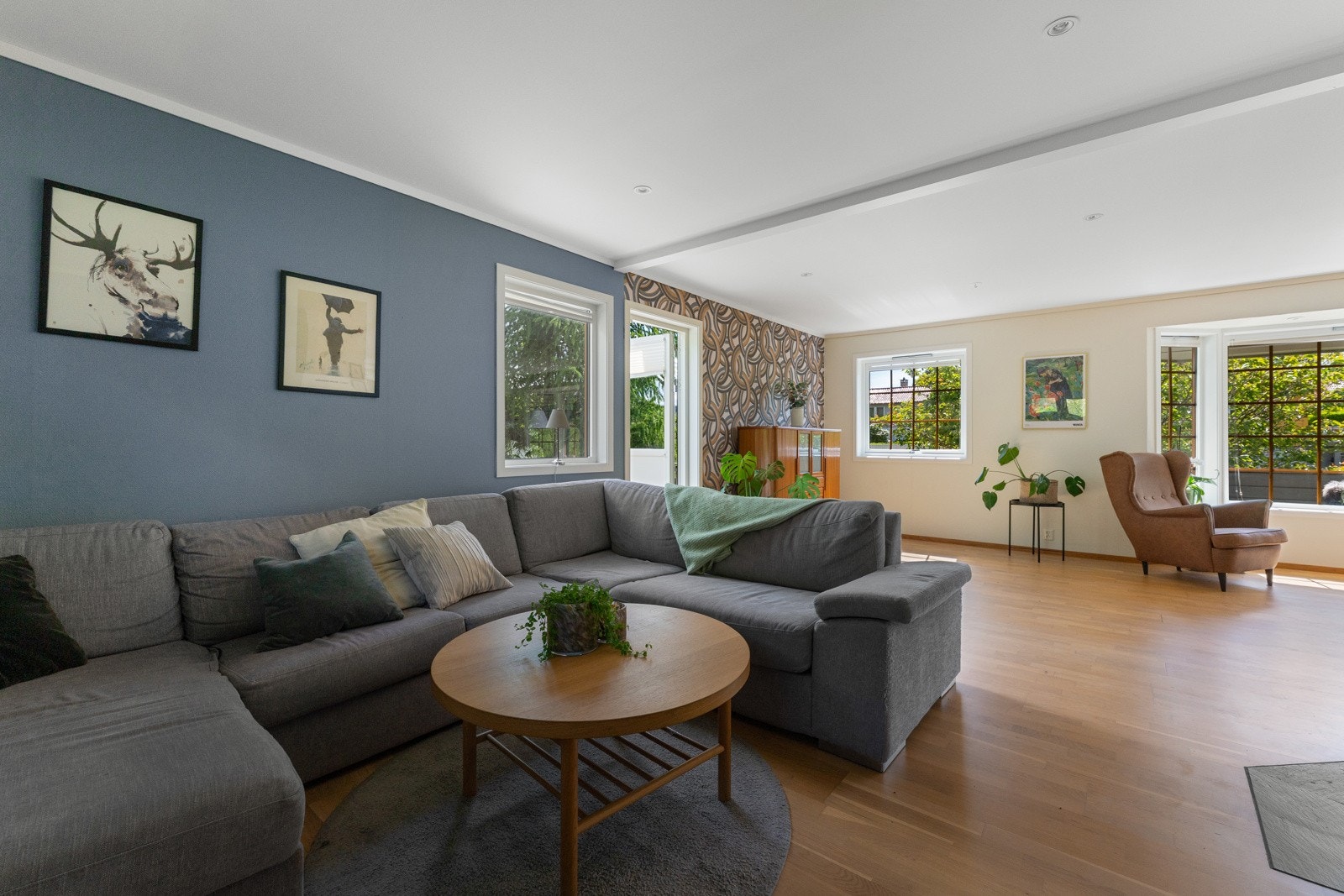 I boligens første etasje finner man en stor flott stue med utgang til hele to uteplasser. Galleribilde