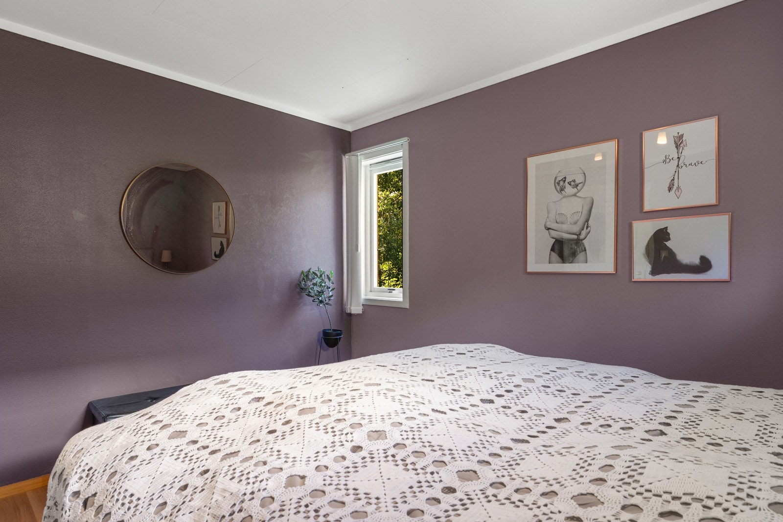 Det er to soverom i underetasjen, ett i første etasje og to på loftet. Galleribilde