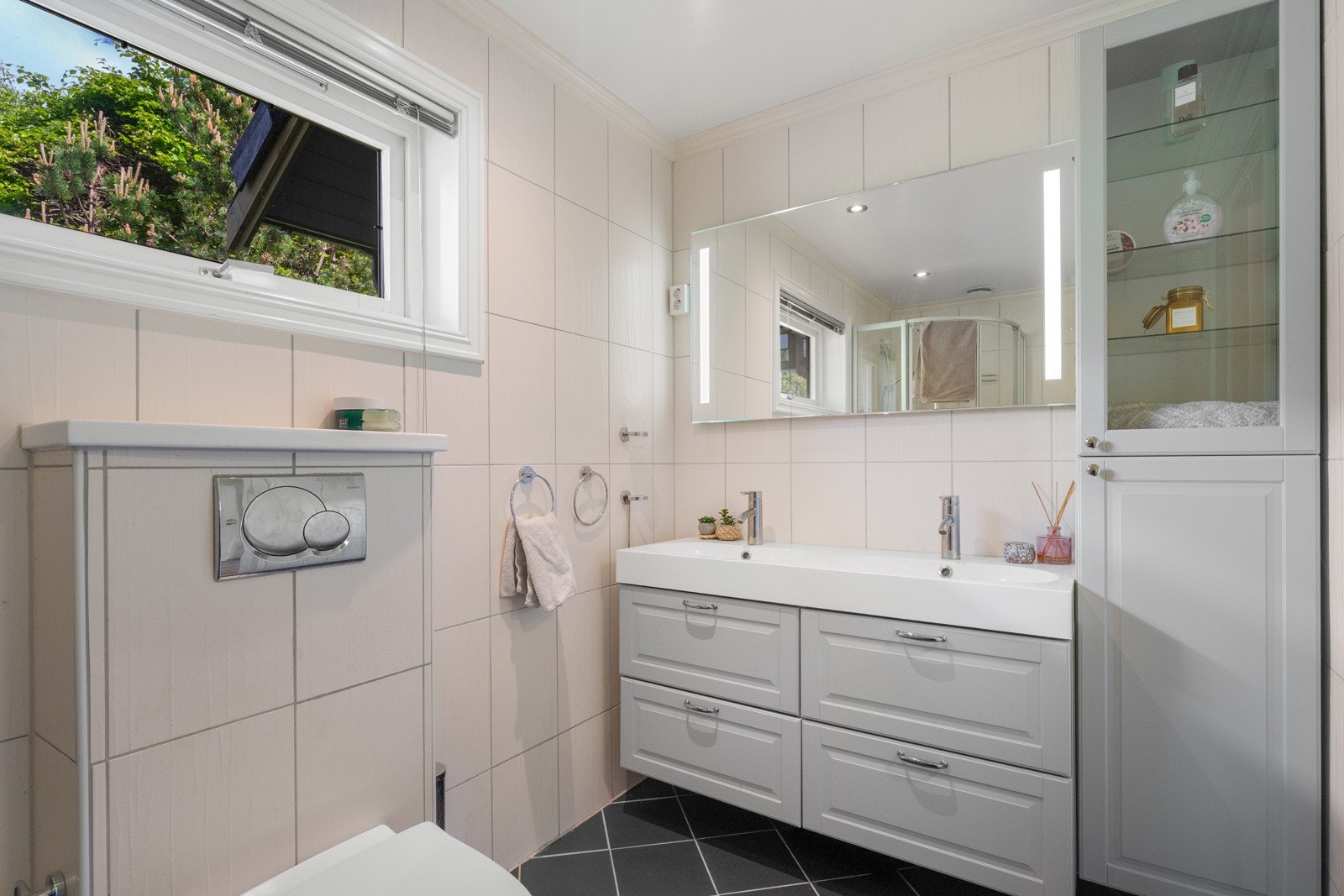 Det er to bad i boligen. Her ser en badet i første etasje. Galleribilde