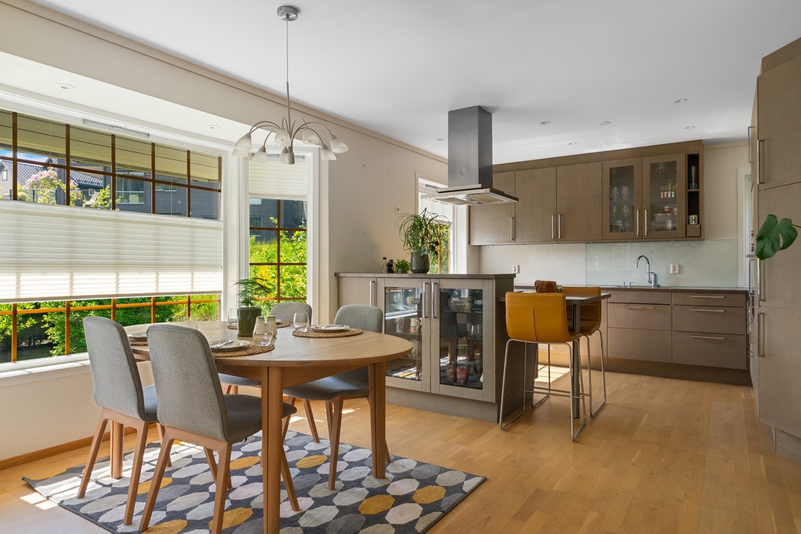 Kjøkkenet er innredet med flott Sigdal kjøkkeninnredning. Galleribilde