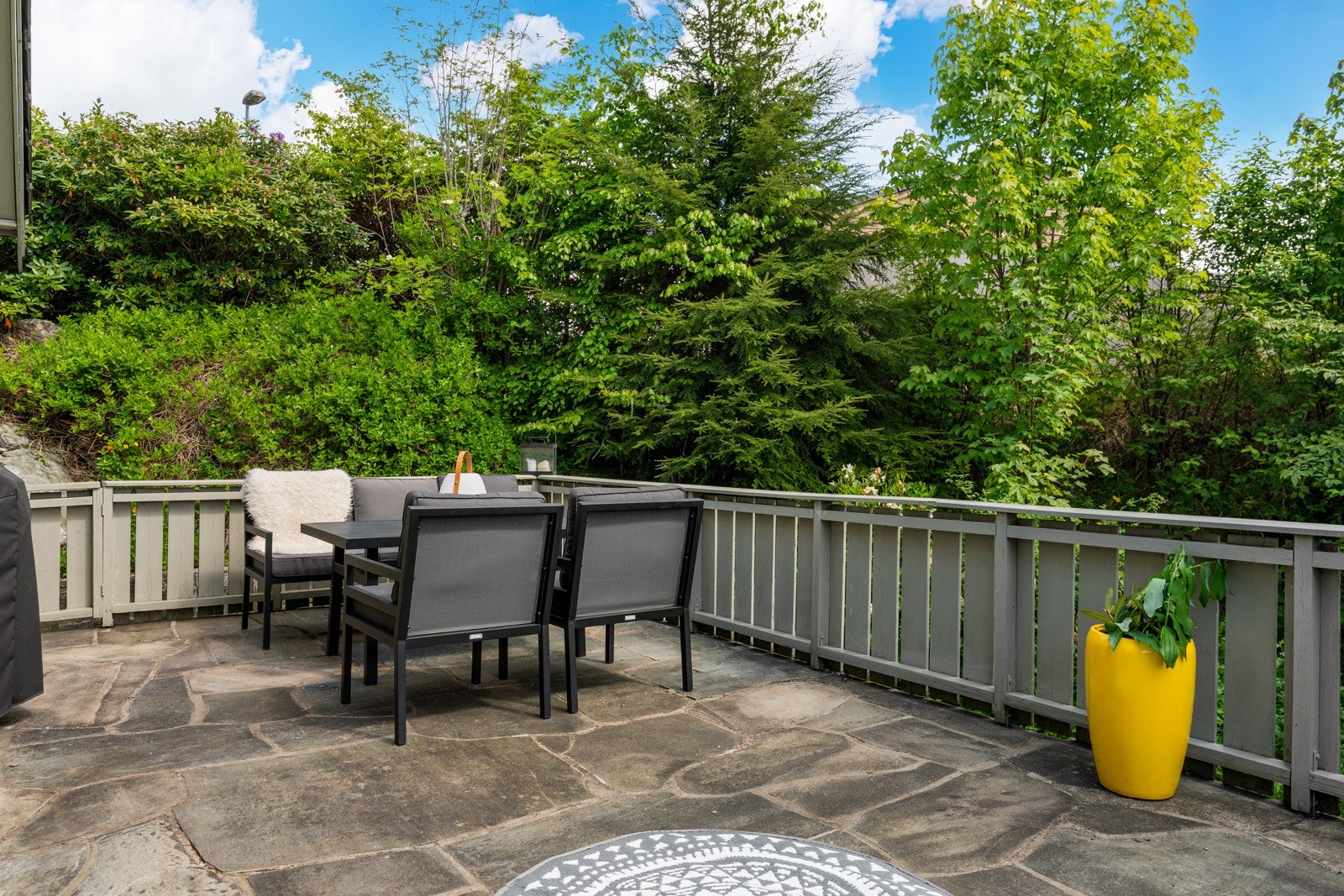 Her har en rikelig av plass til å møblere med utegruppe og utesofa. Galleribilde