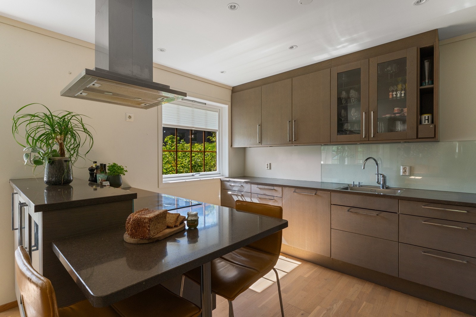 Her har en rikelig av skap- og benkeplass. Galleribilde