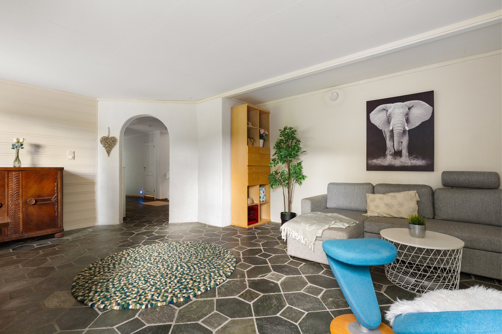 Stuen er romslig og her kan en fritt møblere. Galleribilde