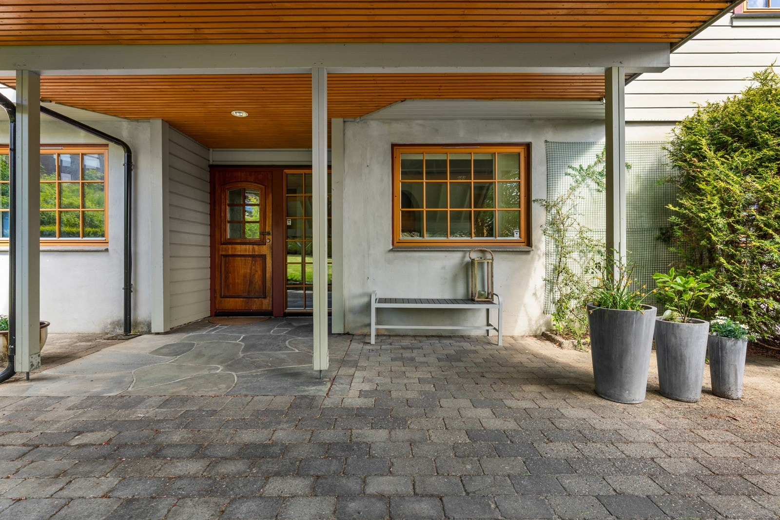 I tillegg er det carport foran inngangspartiet. Galleribilde