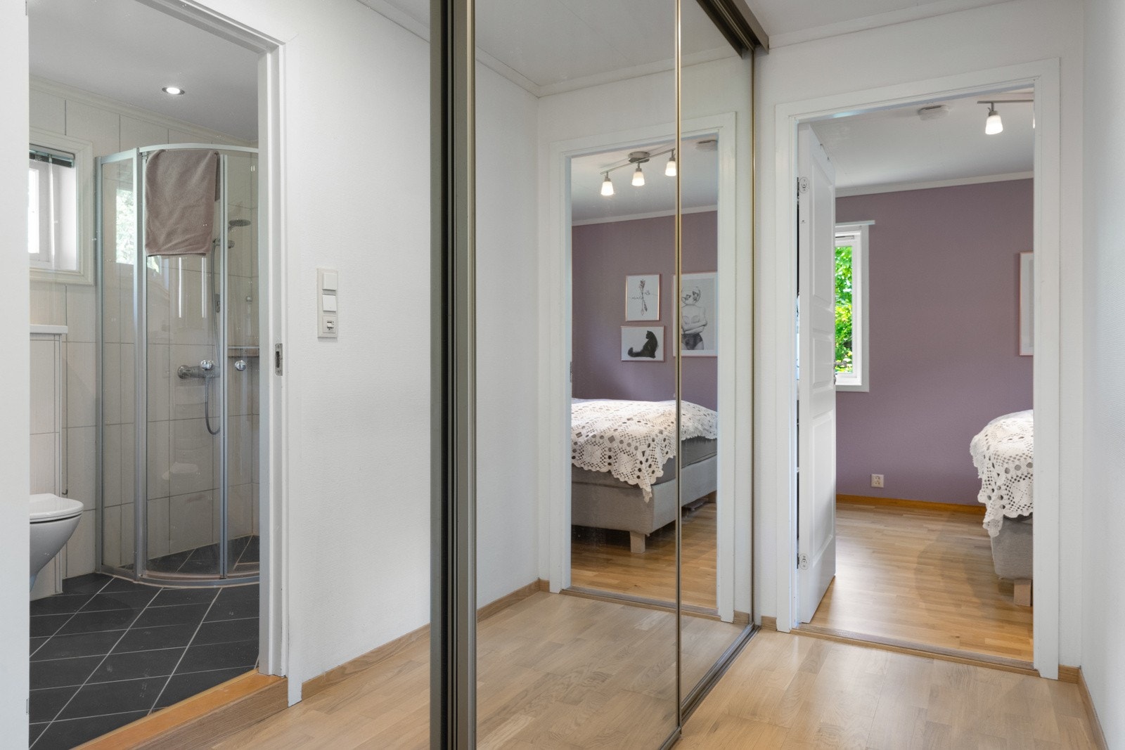 Romslig gang mellom rommene. Galleribilde