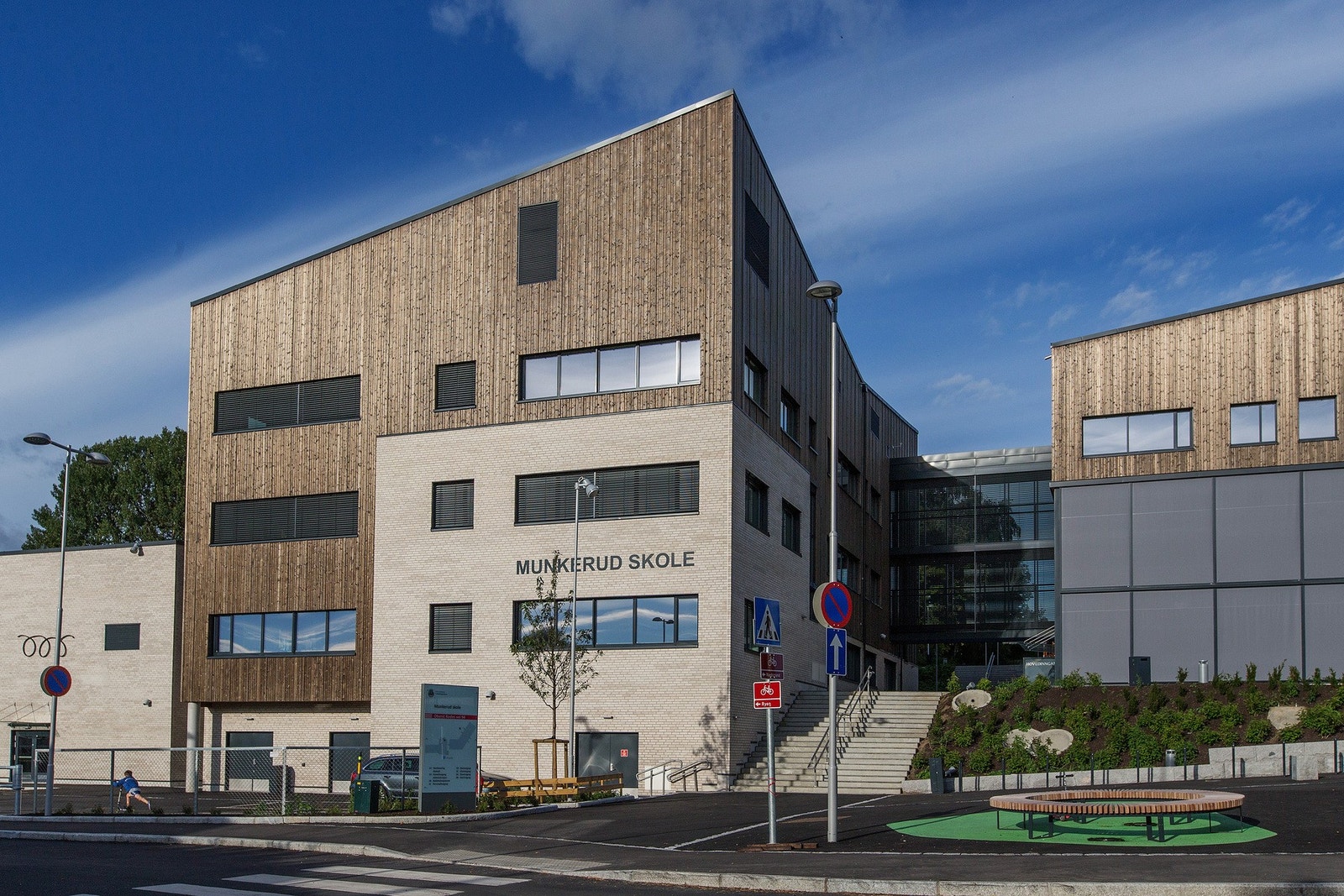 Fra eiendommen er det meget trygg gangvei til Munkerud skole. Galleribilde