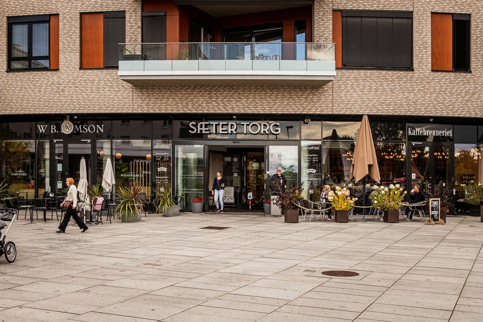 Nærhet til Sæter Torg med et godt utvalg av forretninger og servicetilbud. Gutta på Haugen, Poppel Vinbar, Meny, Norlaks, Egon, Kaffebrenneriet og Samson m.m. Galleribilde