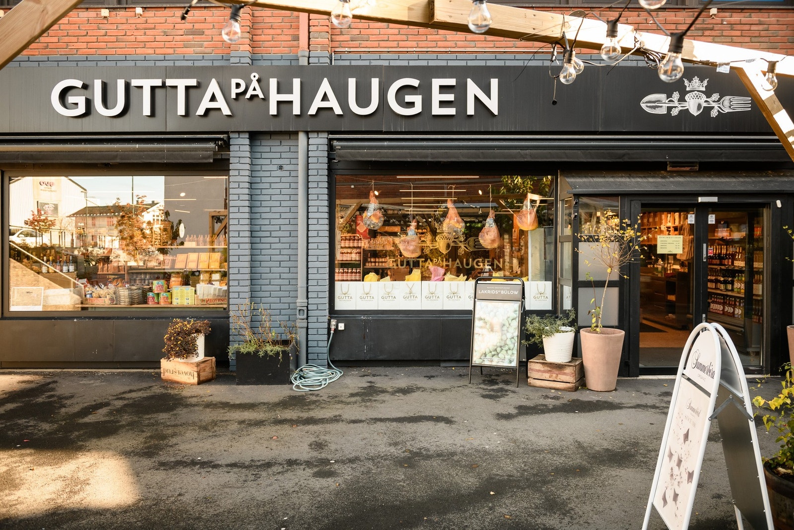Det tar ca 10 minutter å gå fra eiendommen til populære Gutta på Haugen som tilbyr herlige skinker og oster m.m. Galleribilde