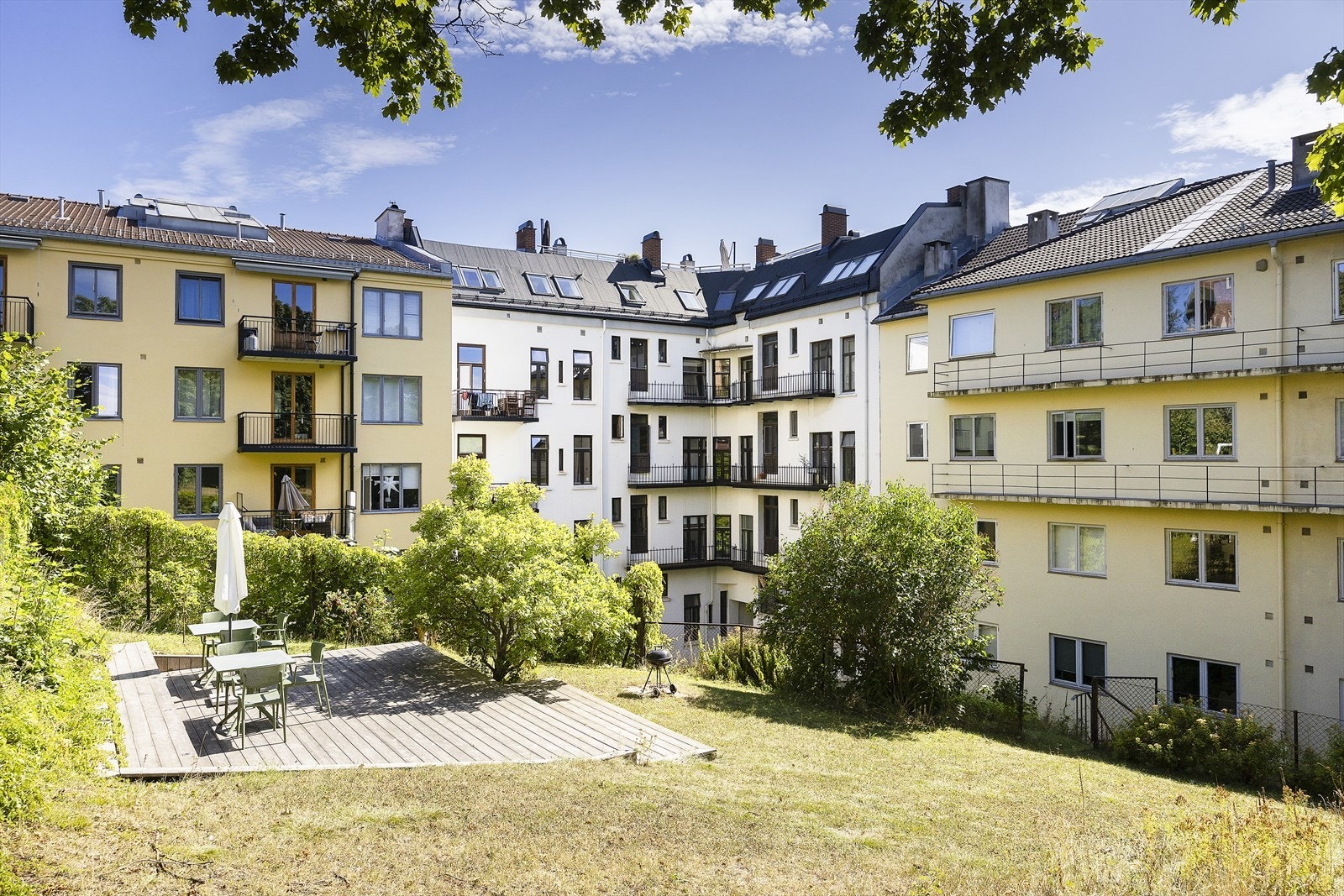 Svært hyggelig uteområde med felles sitteplasser og grill. Galleribilde