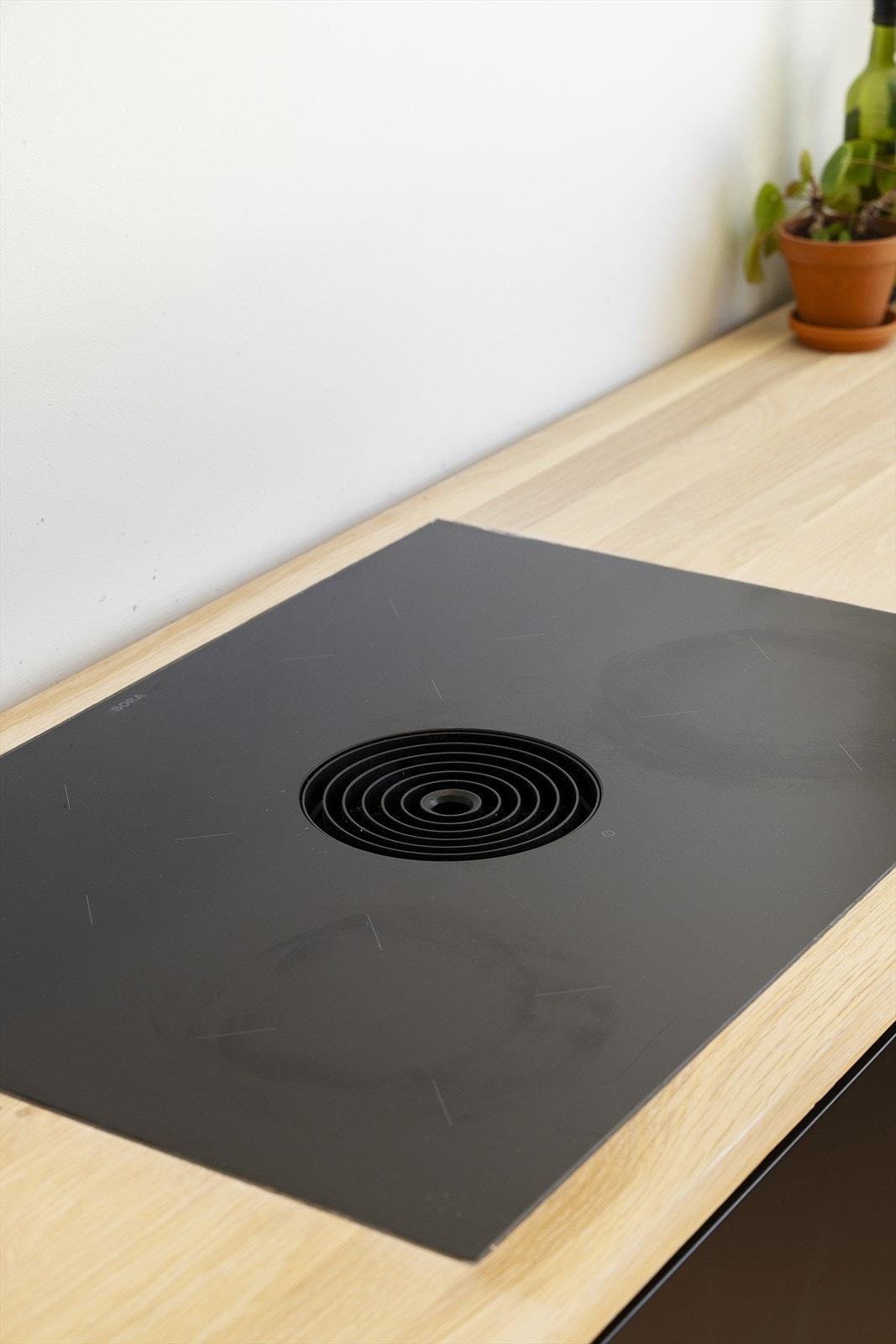 Integrerte hvitevarer inkluderer induksjonstopp, stekeovn, oppvaskmaskin og kjøl/frys. Galleribilde