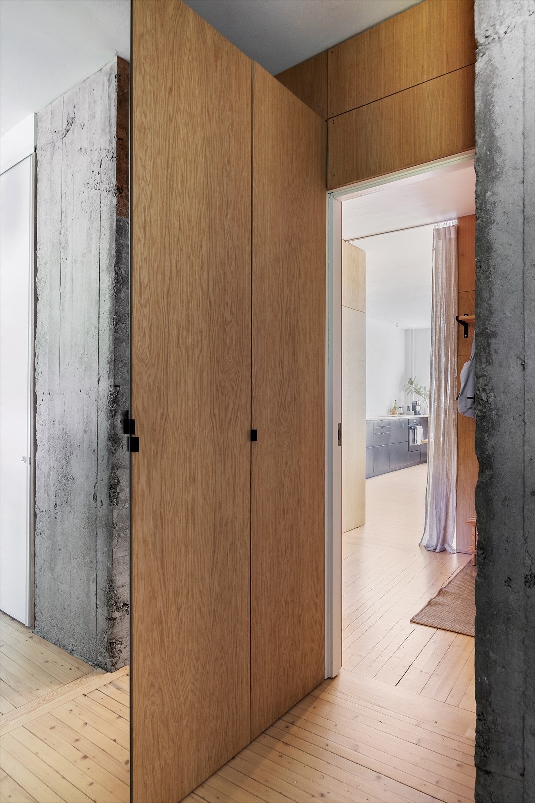 Leiligheten byr på mange smarte og stilrene løsninger. Her er plassen utnyttet maksimalt med høye garderobeskap. Galleribilde