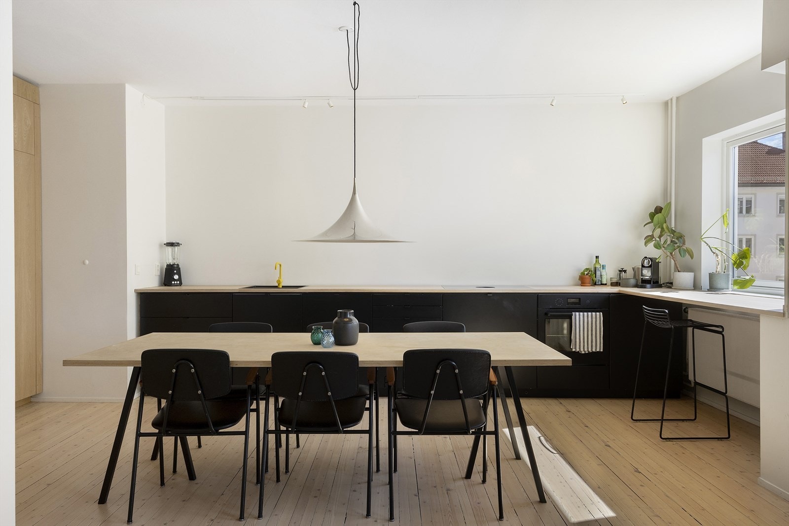 Moderne kjøkkeninnredning fra 2021 med glatte fronter og heltre benkeplate. Galleribilde