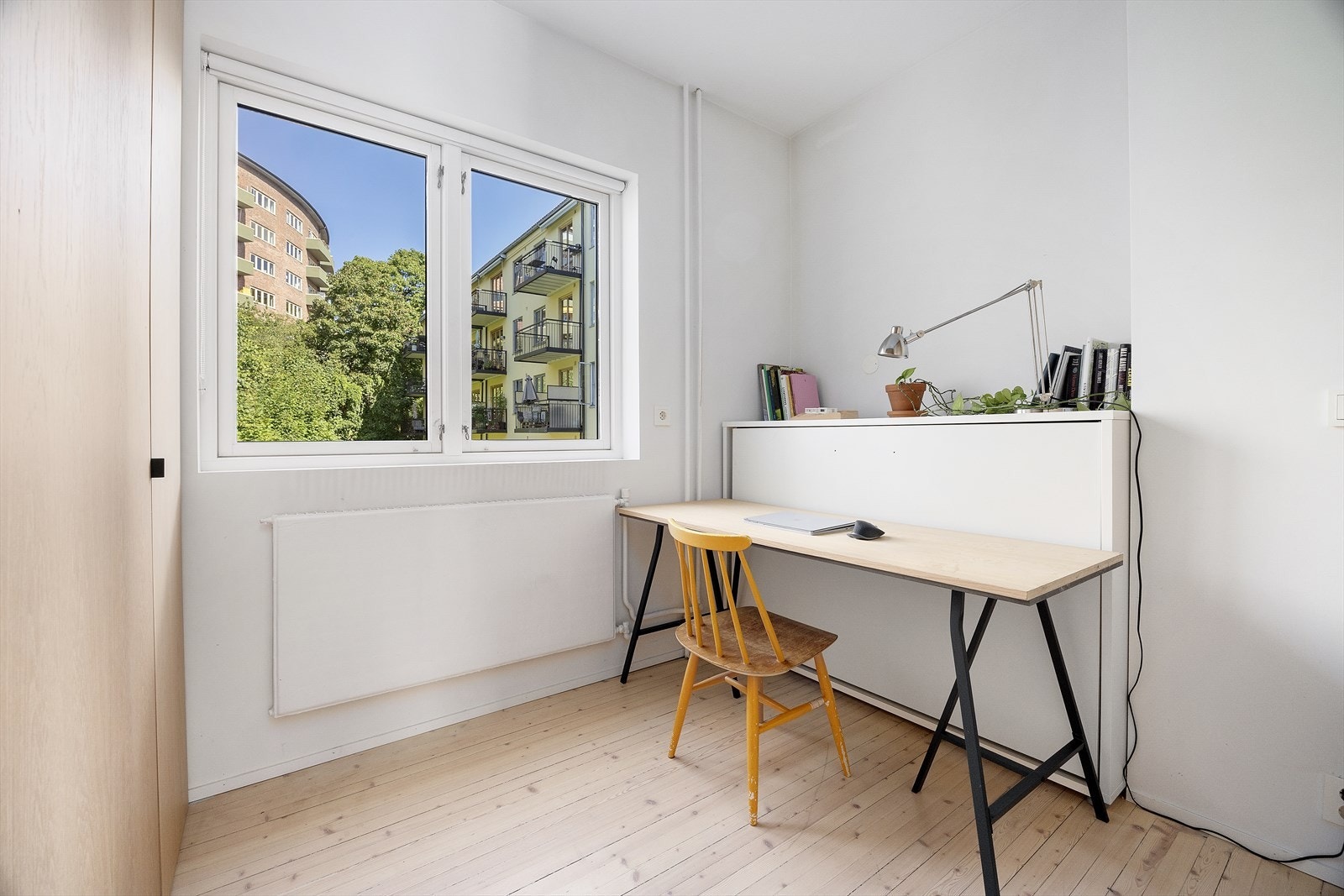 Boligens andre soverom er også av god størrelse med smarte løsninger. Galleribilde