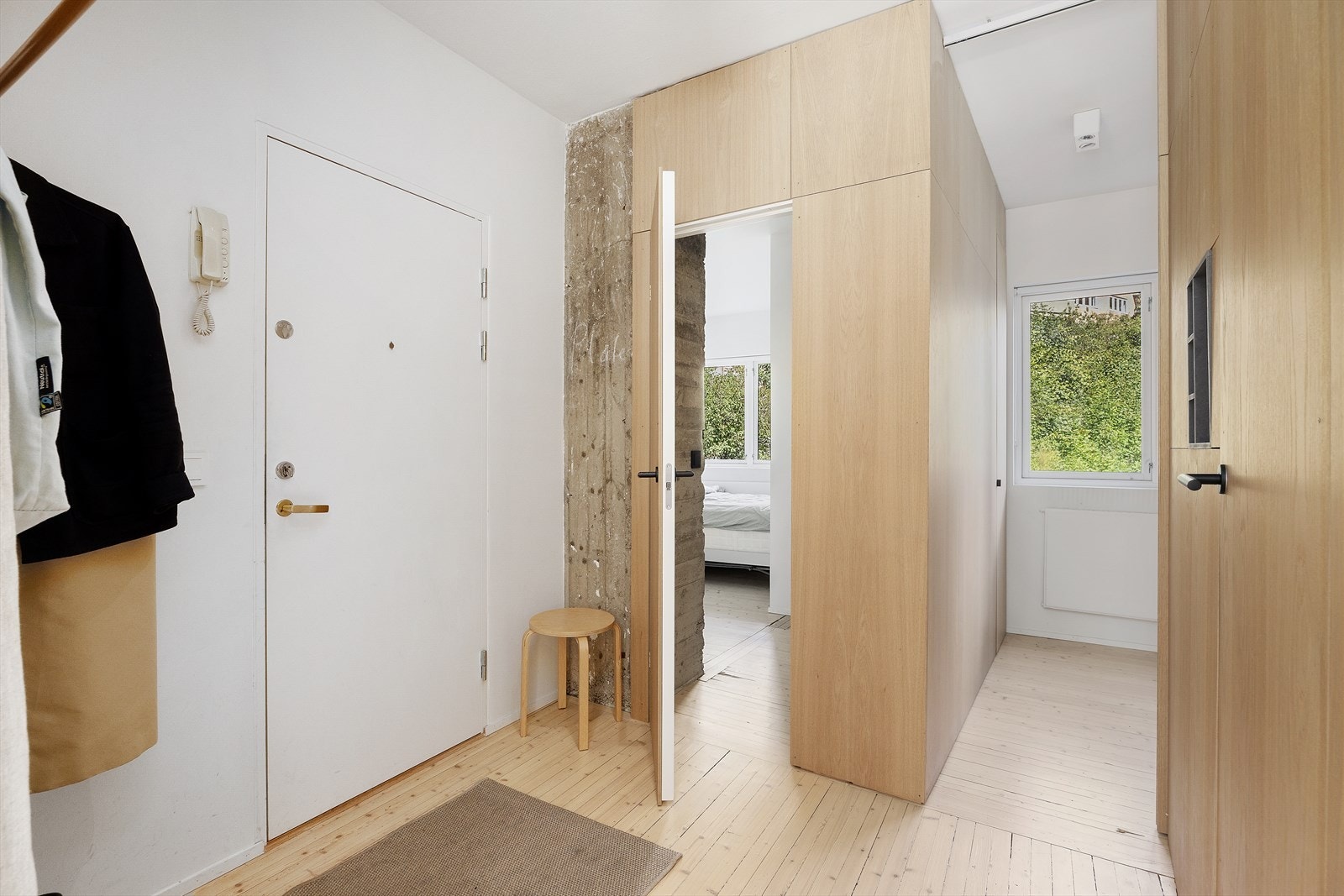 Velkommen inn! Her blir du møtt av en lys og praktisk entré med god plass til oppbevaring. Galleribilde